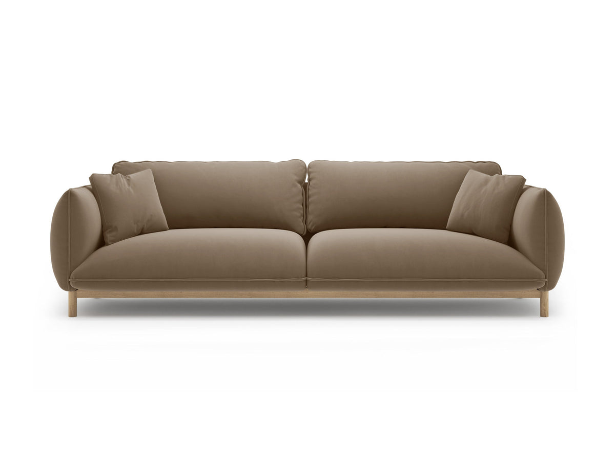 Vierersofa Ada von Micadoni in Mandel beige mit Casino-Stoffbezug, gerundeten Armlehnen und sichtbarem Buchenholzgestell auf Holzbeinen.