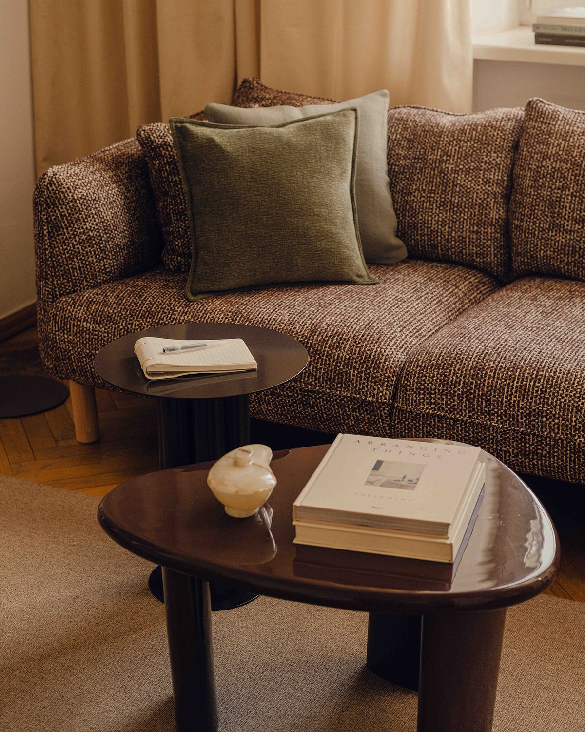 Vierersofa Ada von Micadoni in Mandel beige mit Casino-Stoffbezug, gerundeten Armlehnen und sichtbarem Buchenholzgestell auf Holzbeinen.