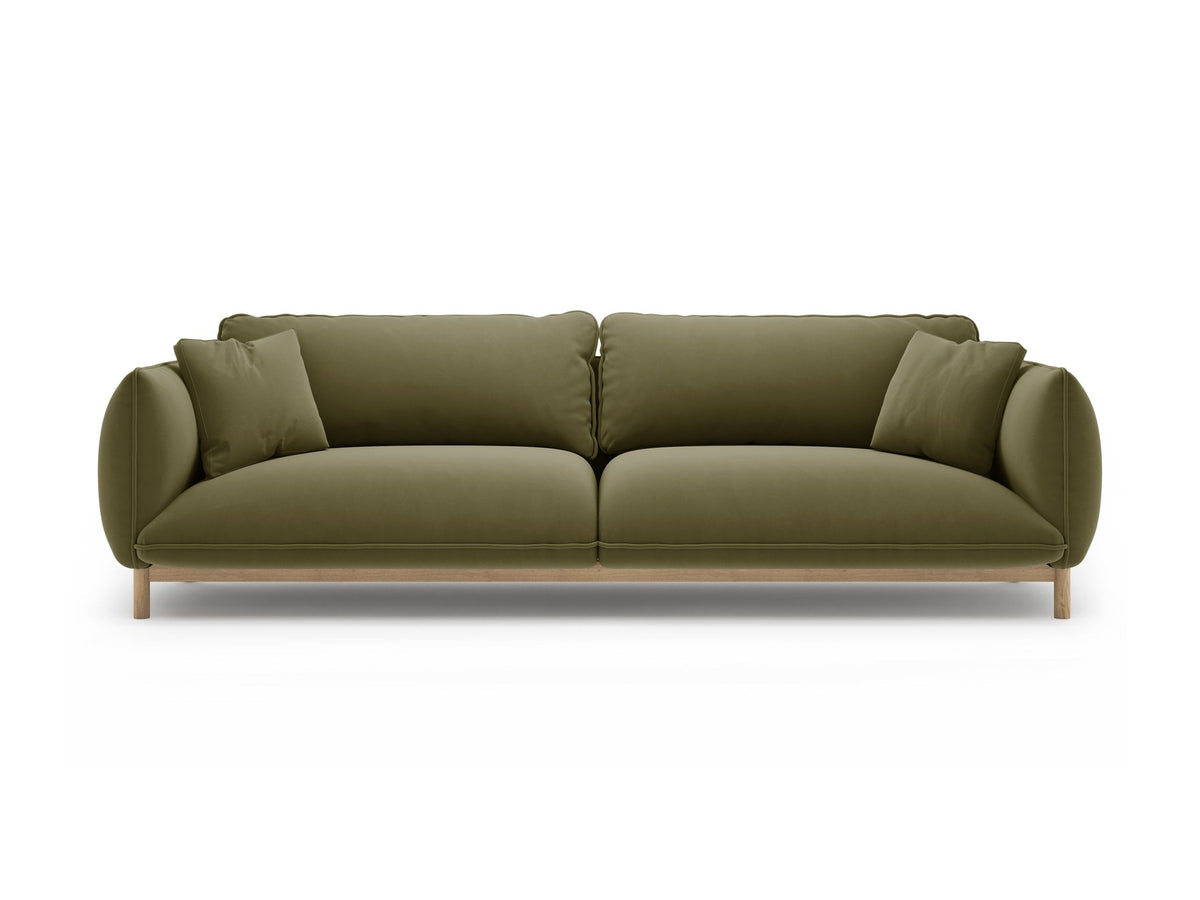 Vierersofa Ada von Micadoni in Mandel beige mit Casino-Stoffbezug, gerundeten Armlehnen und sichtbarem Buchenholzgestell auf Holzbeinen.