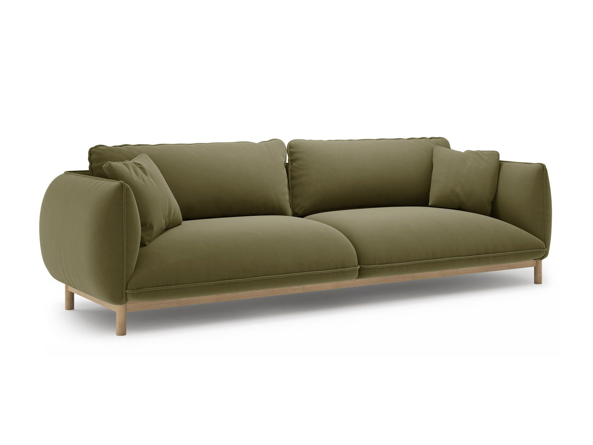 Vierersofa Ada von Micadoni in Mandel beige mit Casino-Stoffbezug, gerundeten Armlehnen und sichtbarem Buchenholzgestell auf Holzbeinen.