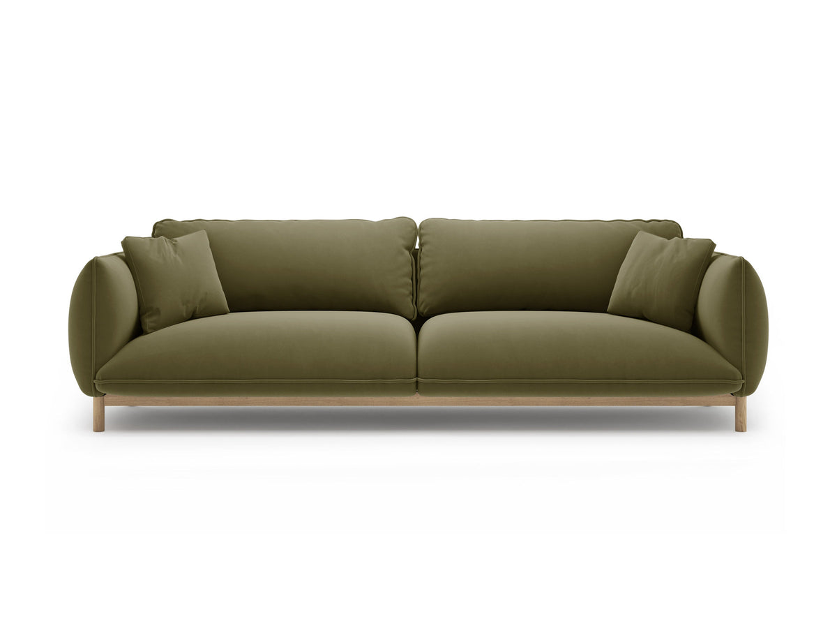 Vierersofa Ada von Micadoni in Mandel beige mit Casino-Stoffbezug, gerundeten Armlehnen und sichtbarem Buchenholzgestell auf Holzbeinen.