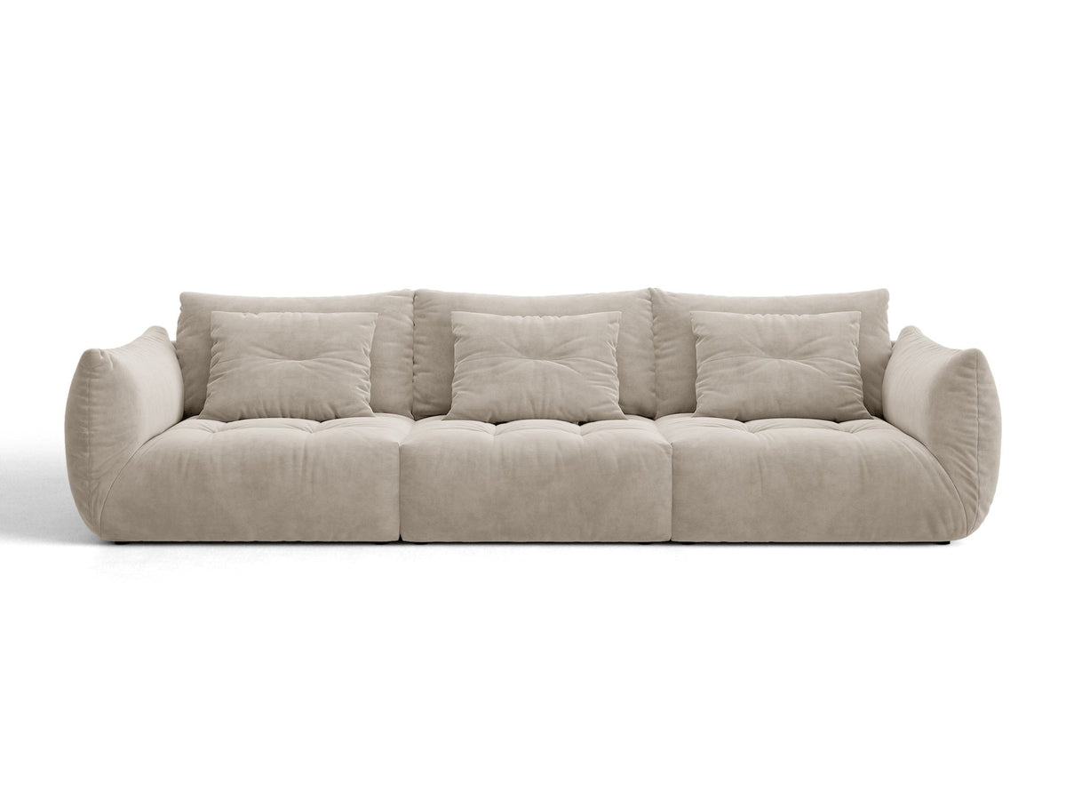 Modulares 4er Sofa Bloom von Micadoni in leichtem Beige, Bezug aus Casino-Velours, schwarze Kunststoffbeine, gepolsterte Rückenkissen.