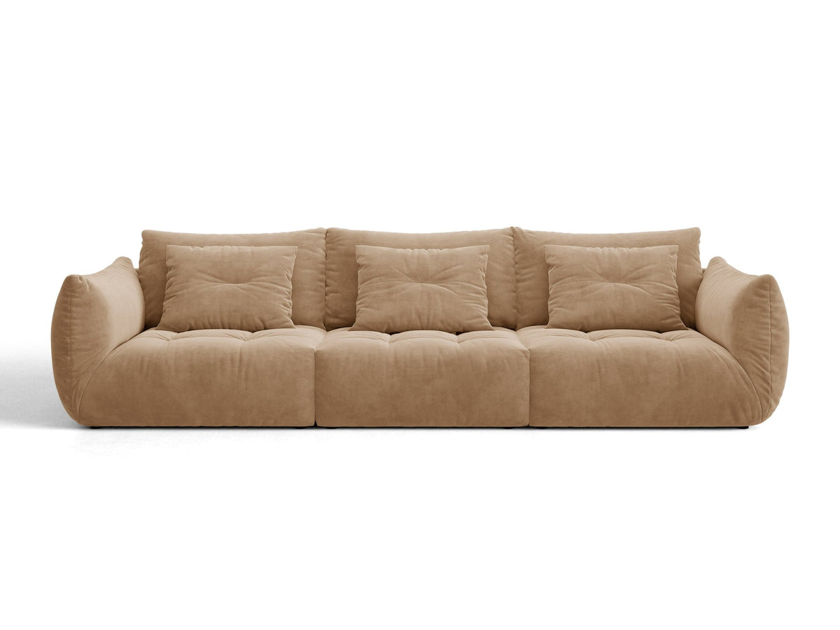 Modulares 4er Sofa Bloom von Micadoni in leichtem Beige, Bezug aus Casino-Velours, schwarze Kunststoffbeine, gepolsterte Rückenkissen.