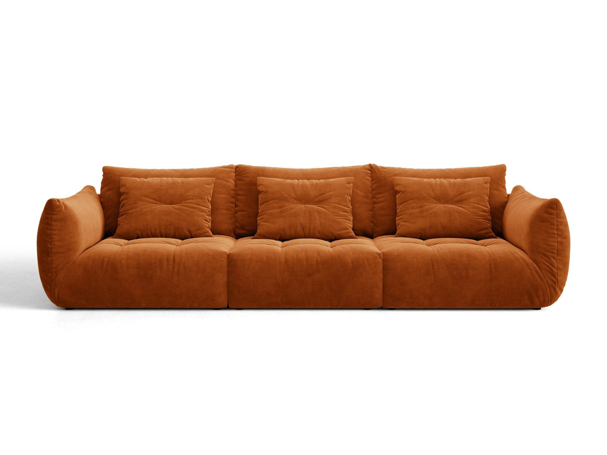 Modulares 4er Sofa Bloom von Micadoni in leichtem Beige, Bezug aus Casino-Velours, schwarze Kunststoffbeine, gepolsterte Rückenkissen.