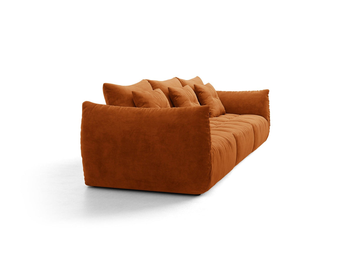 Modulares 4er Sofa Bloom von Micadoni in leichtem Beige, Bezug aus Casino-Velours, schwarze Kunststoffbeine, gepolsterte Rückenkissen.