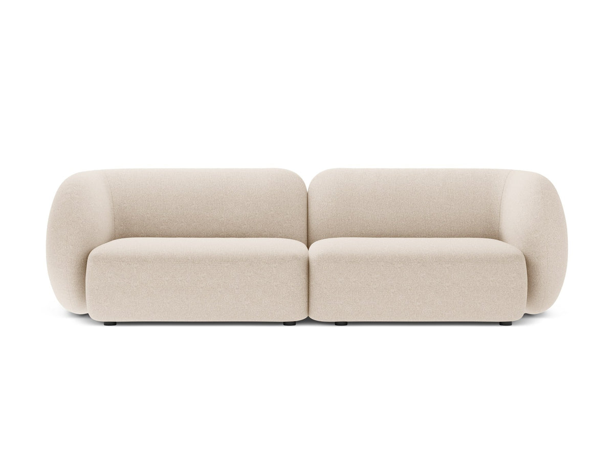 Weisses 4er Sofa Kate von Micadoni mit strukturiertem Bouclé-Stoff, schwarzen Kunststoffbeinen und breiter Sitzfläche.