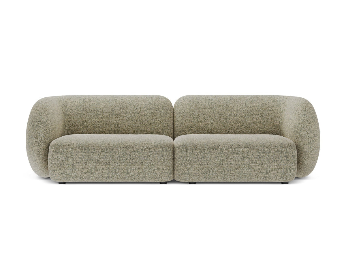 Weisses 4er Sofa Kate von Micadoni mit strukturiertem Bouclé-Stoff, schwarzen Kunststoffbeinen und breiter Sitzfläche.
