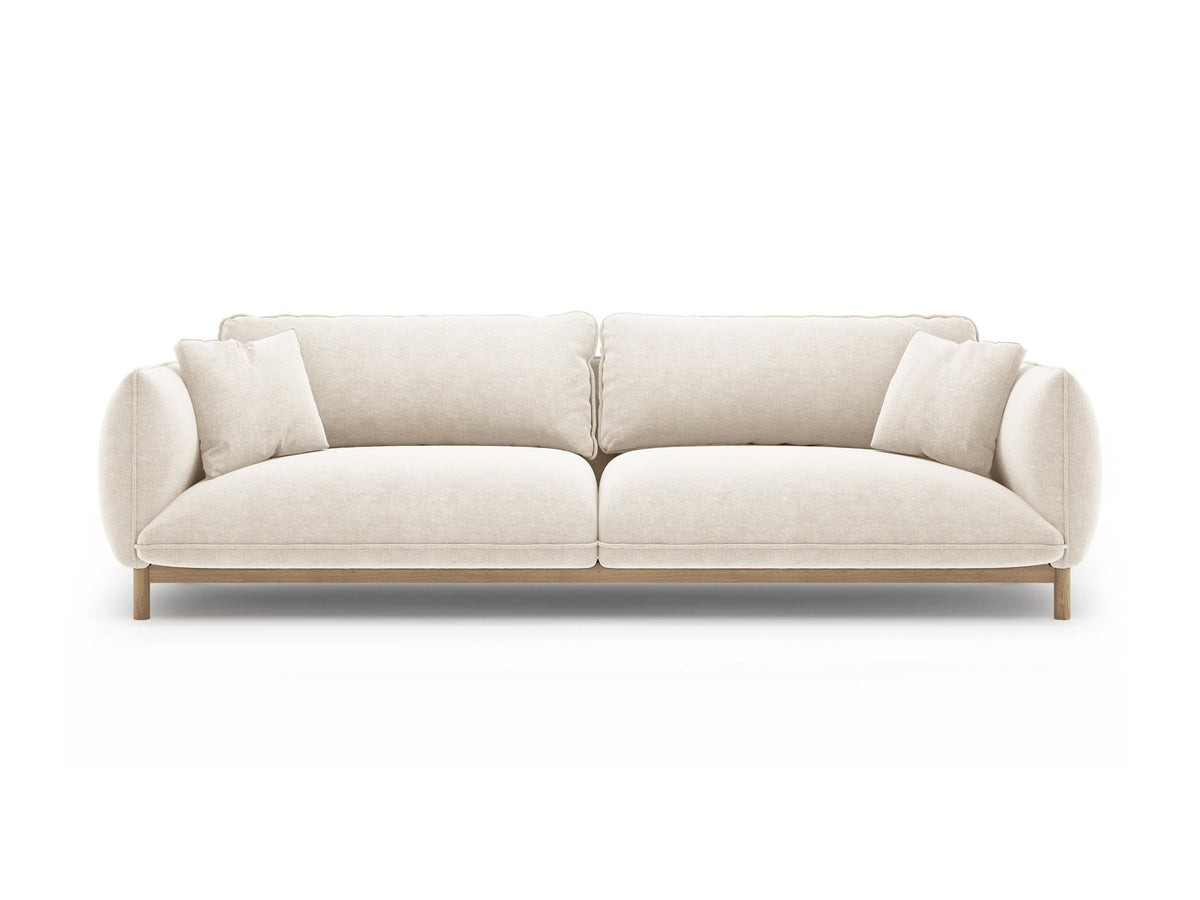 Vierersofa Ada von Micadoni in Mandel beige mit Casino-Stoffbezug, gerundeten Armlehnen und sichtbarem Buchenholzgestell auf Holzbeinen.