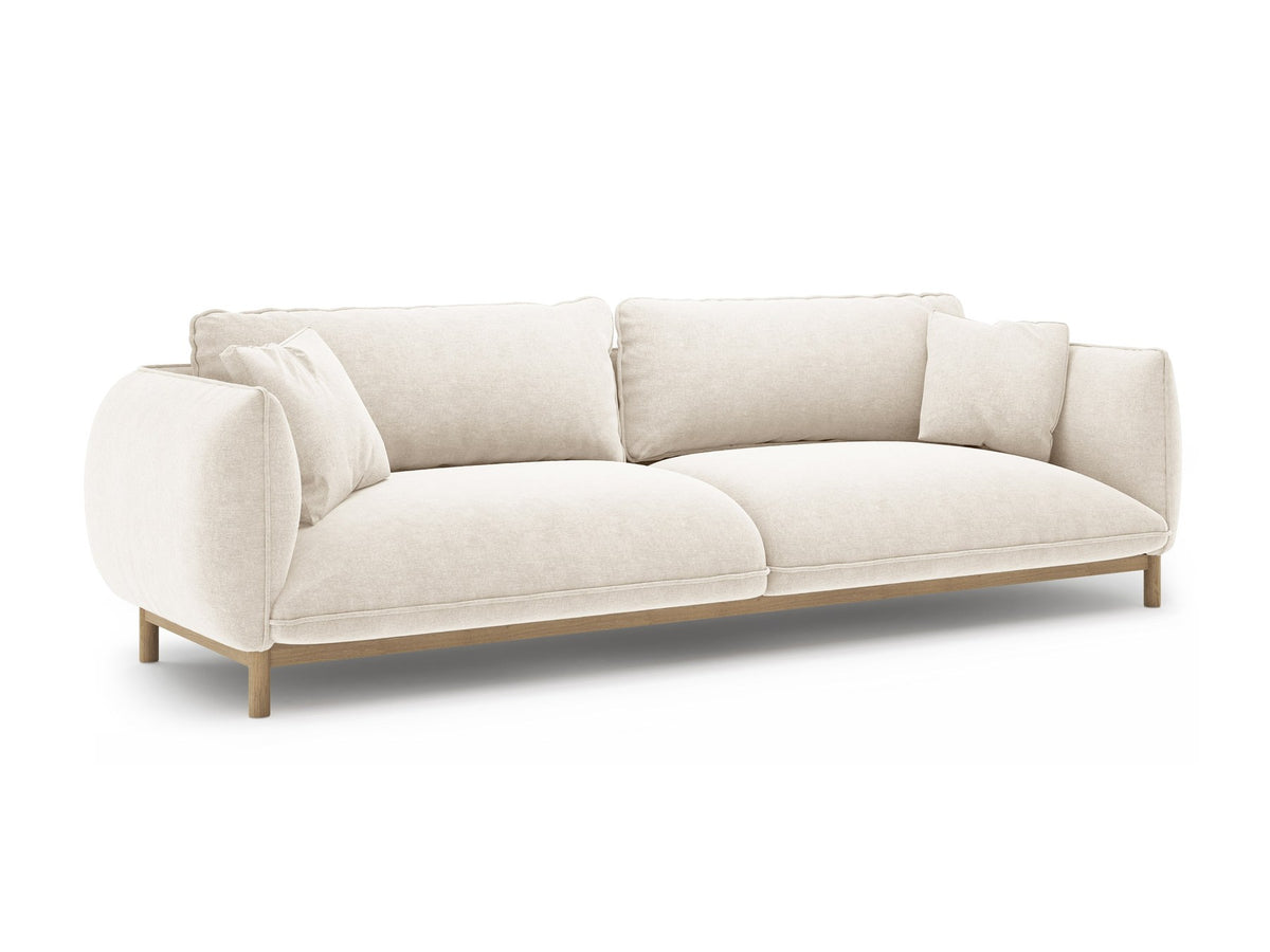 Vierersofa Ada von Micadoni in Mandel beige mit Casino-Stoffbezug, gerundeten Armlehnen und sichtbarem Buchenholzgestell auf Holzbeinen.