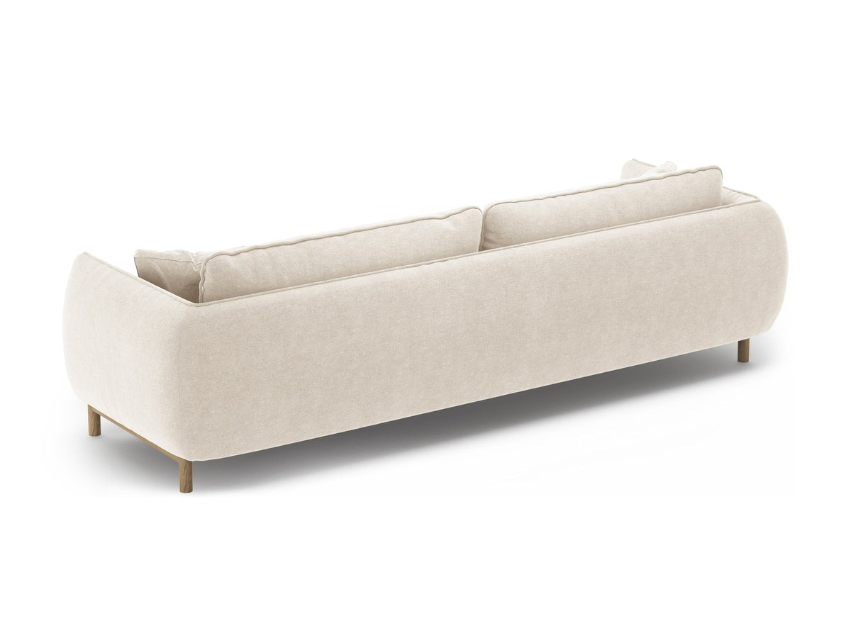 Vierersofa Ada von Micadoni in Mandel beige mit Casino-Stoffbezug, gerundeten Armlehnen und sichtbarem Buchenholzgestell auf Holzbeinen.