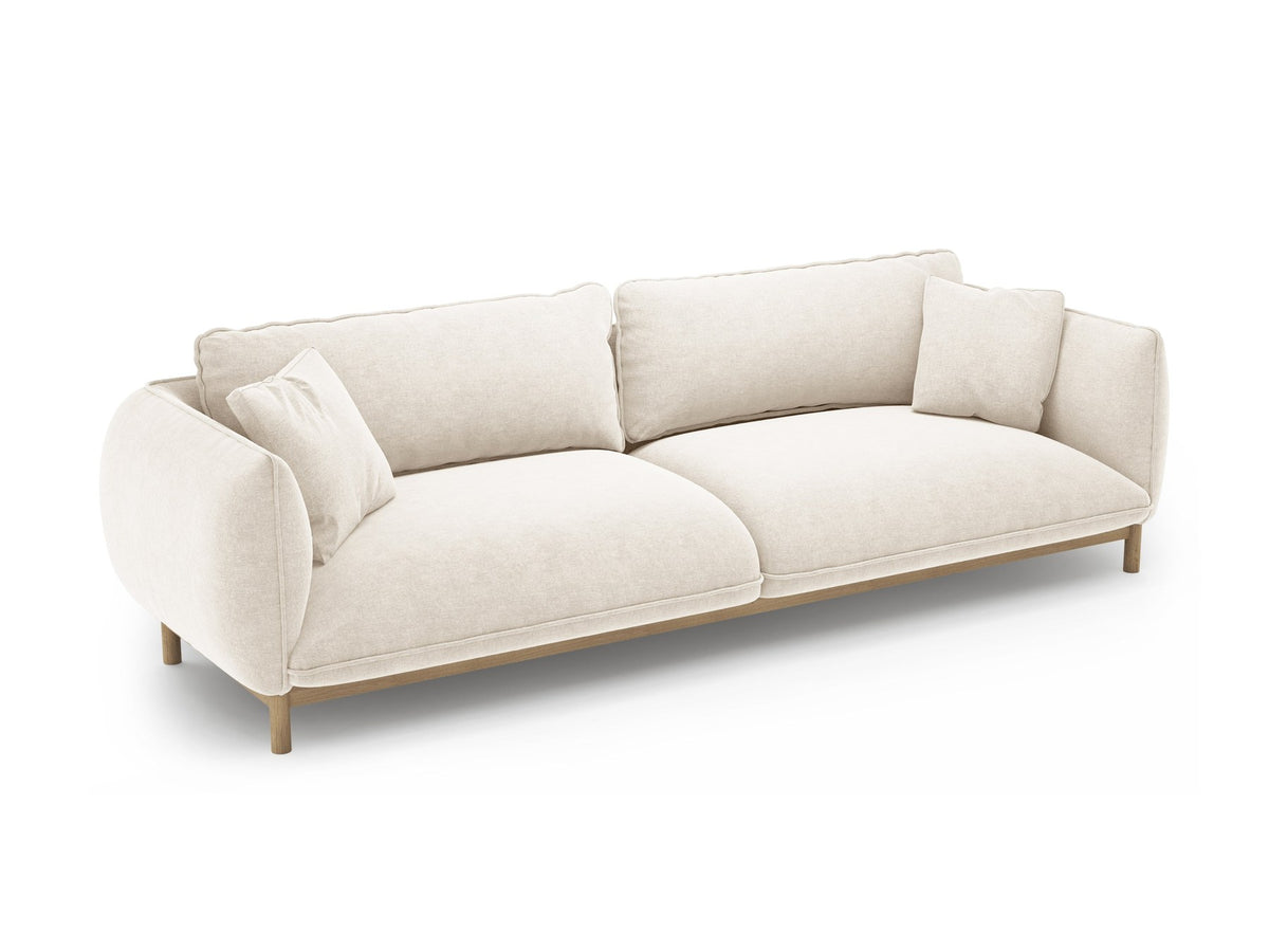 Vierersofa Ada von Micadoni in Mandel beige mit Casino-Stoffbezug, gerundeten Armlehnen und sichtbarem Buchenholzgestell auf Holzbeinen.
