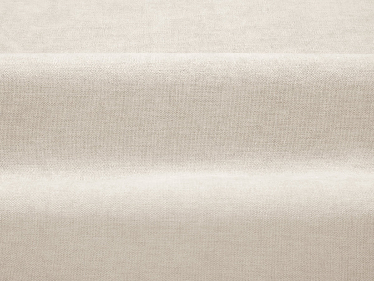 Vierersofa Ada von Micadoni in Mandel beige mit Casino-Stoffbezug, gerundeten Armlehnen und sichtbarem Buchenholzgestell auf Holzbeinen.