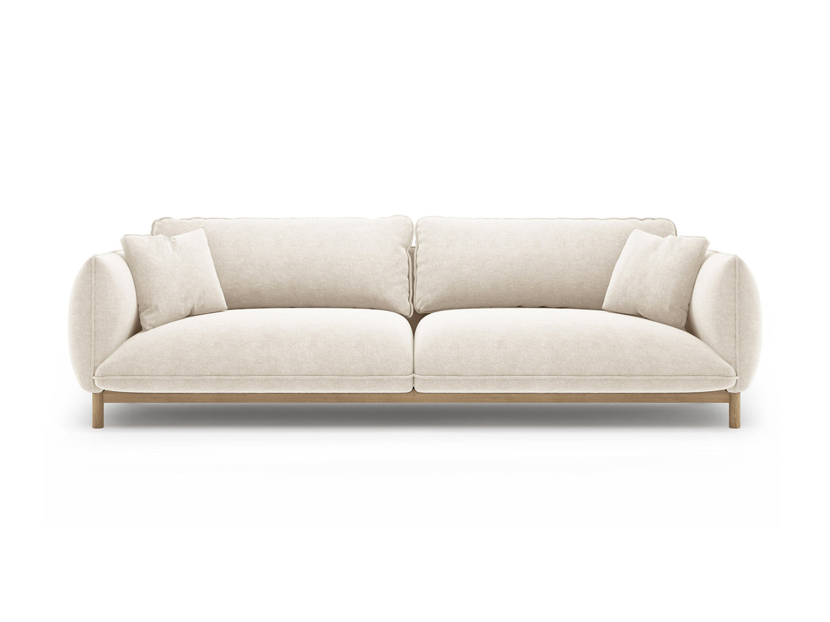 Vierersofa Ada von Micadoni in Mandel beige mit Casino-Stoffbezug, gerundeten Armlehnen und sichtbarem Buchenholzgestell auf Holzbeinen.