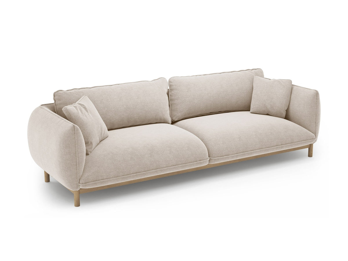 Vierersofa Ada von Micadoni in Mandel beige mit Casino-Stoffbezug, gerundeten Armlehnen und sichtbarem Buchenholzgestell auf Holzbeinen.