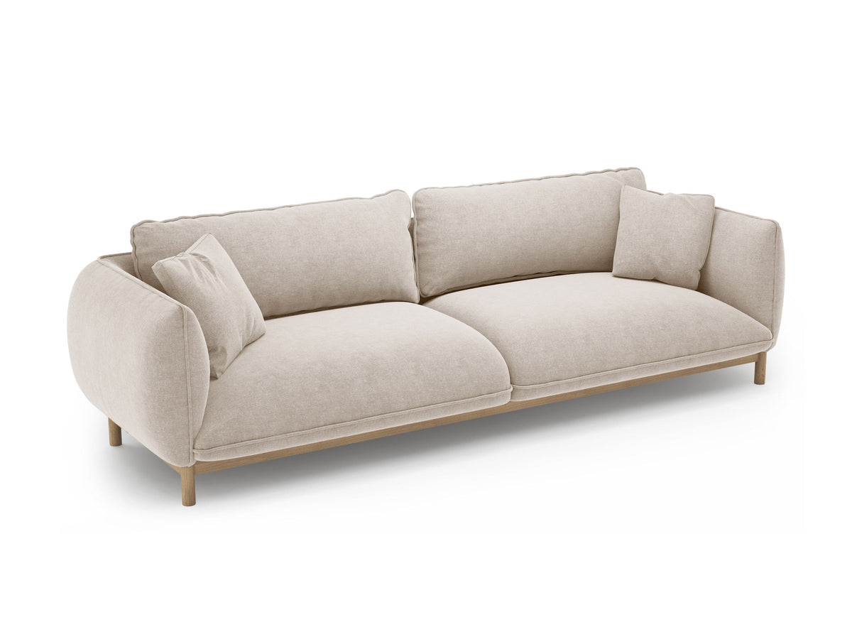 Vierersofa Ada von Micadoni in Mandel beige mit Casino-Stoffbezug, gerundeten Armlehnen und sichtbarem Buchenholzgestell auf Holzbeinen.