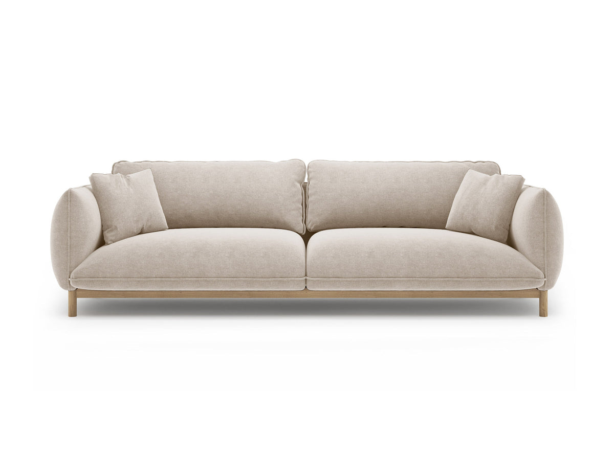 Vierersofa Ada von Micadoni in Mandel beige mit Casino-Stoffbezug, gerundeten Armlehnen und sichtbarem Buchenholzgestell auf Holzbeinen.