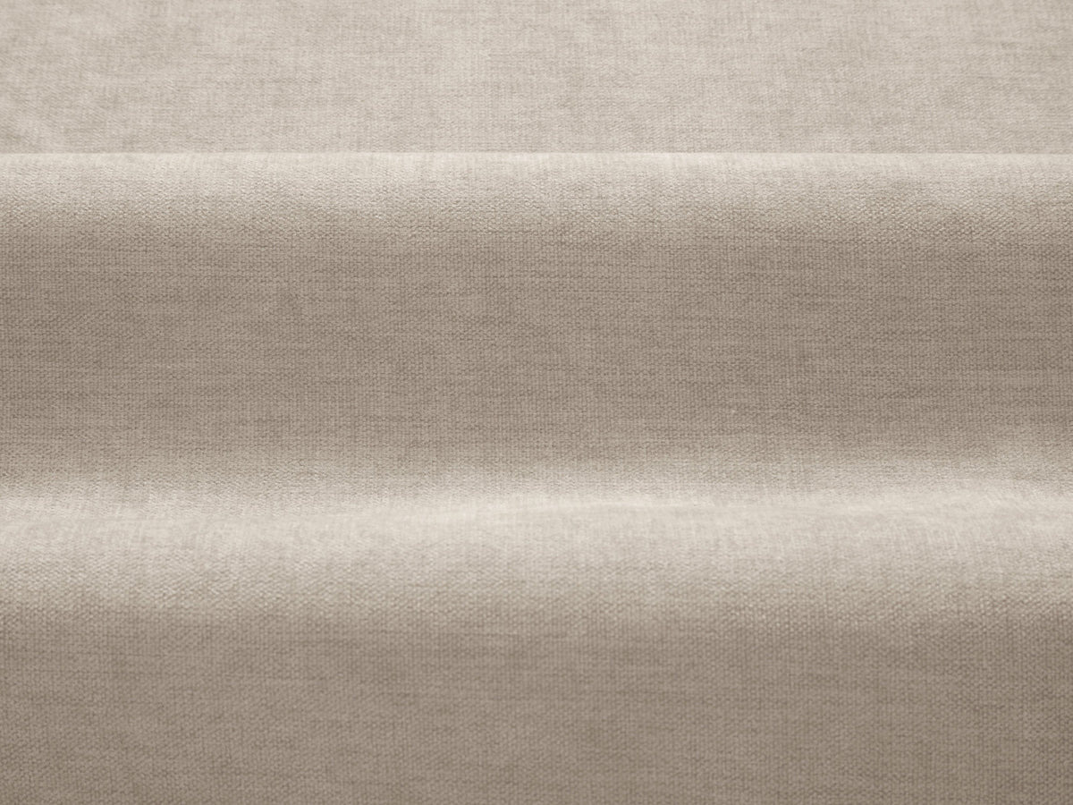 Vierersofa Ada von Micadoni in Mandel beige mit Casino-Stoffbezug, gerundeten Armlehnen und sichtbarem Buchenholzgestell auf Holzbeinen.