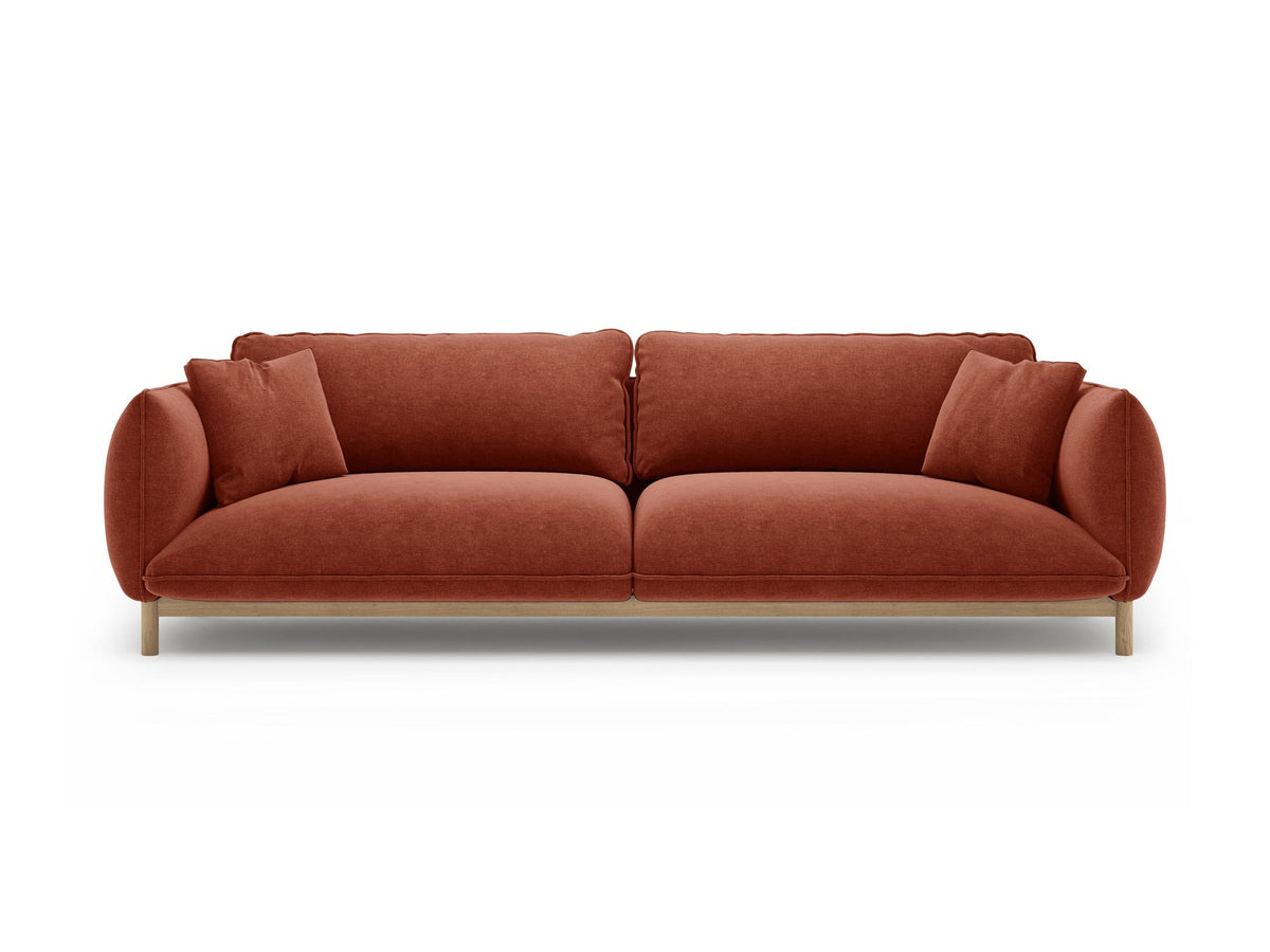 Vierersofa Ada von Micadoni in Mandel beige mit Casino-Stoffbezug, gerundeten Armlehnen und sichtbarem Buchenholzgestell auf Holzbeinen.