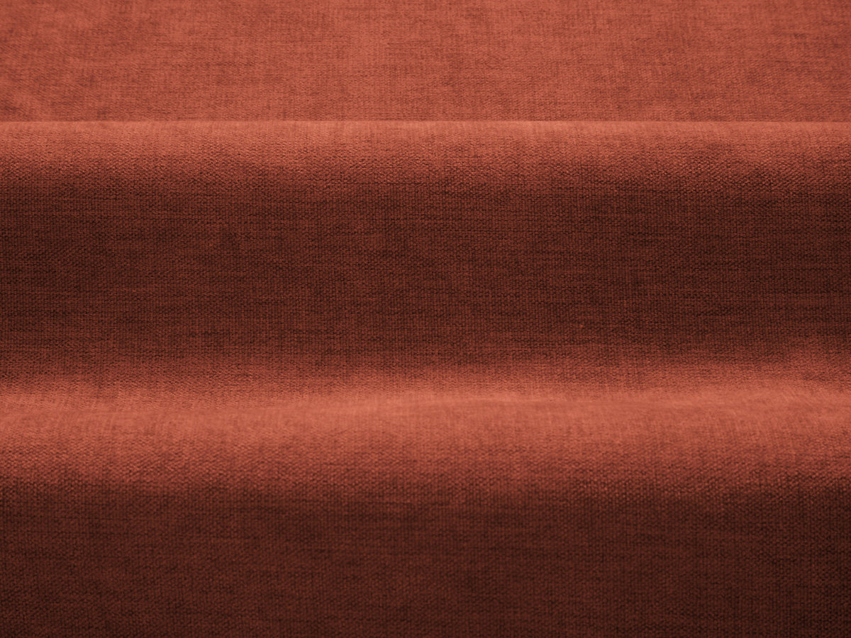 Vierersofa Ada von Micadoni in Mandel beige mit Casino-Stoffbezug, gerundeten Armlehnen und sichtbarem Buchenholzgestell auf Holzbeinen.