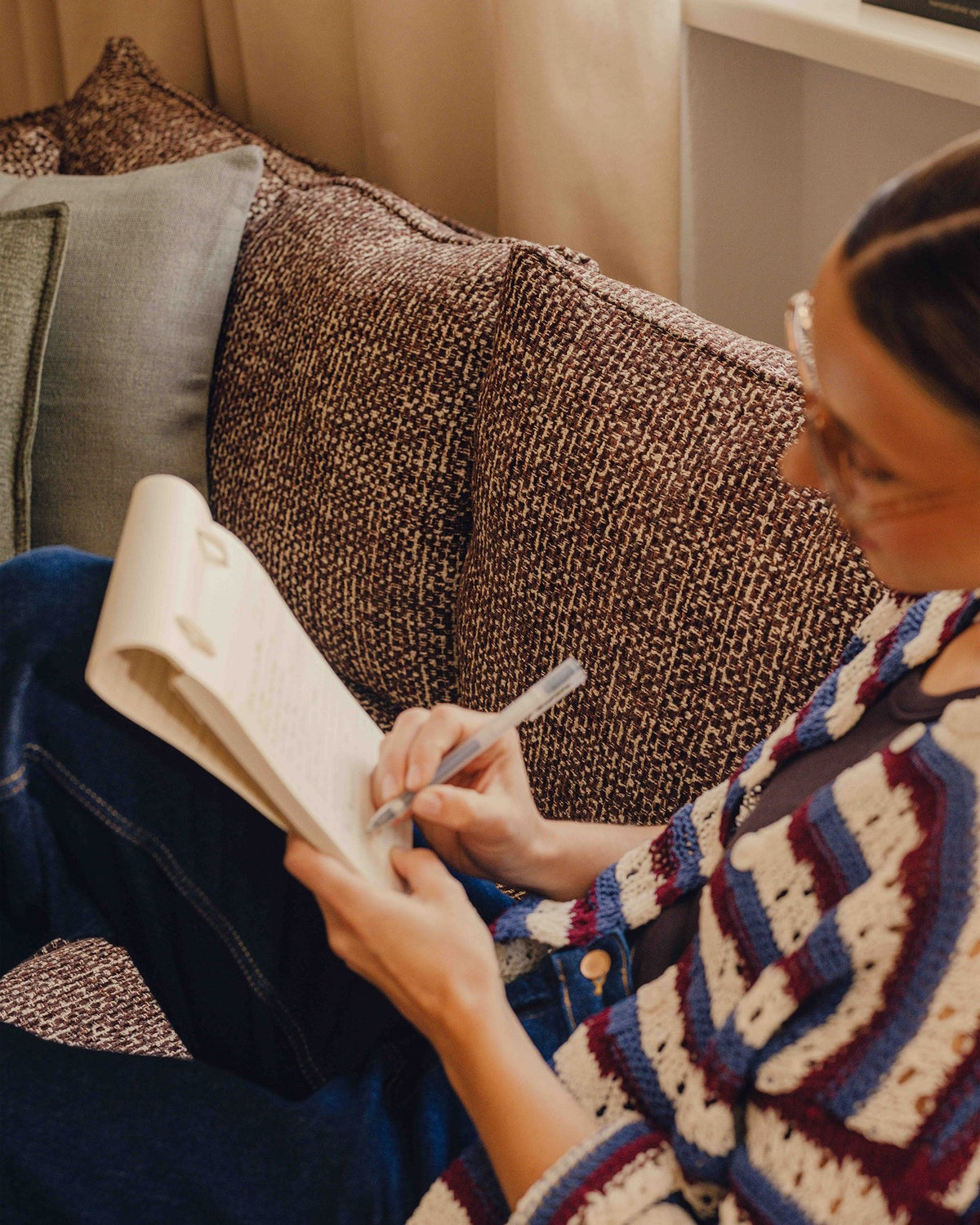 Vierersofa Ada von Micadoni in Mandel beige mit Casino-Stoffbezug, gerundeten Armlehnen und sichtbarem Buchenholzgestell auf Holzbeinen.