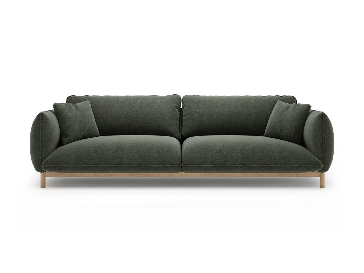 Vierersofa Ada von Micadoni in Mandel beige mit Casino-Stoffbezug, gerundeten Armlehnen und sichtbarem Buchenholzgestell auf Holzbeinen.