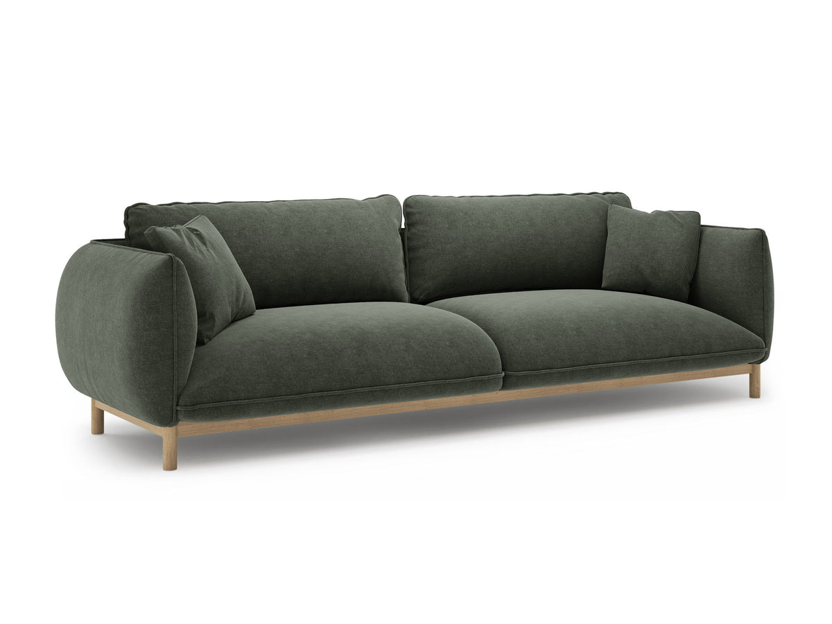 Vierersofa Ada von Micadoni in Mandel beige mit Casino-Stoffbezug, gerundeten Armlehnen und sichtbarem Buchenholzgestell auf Holzbeinen.