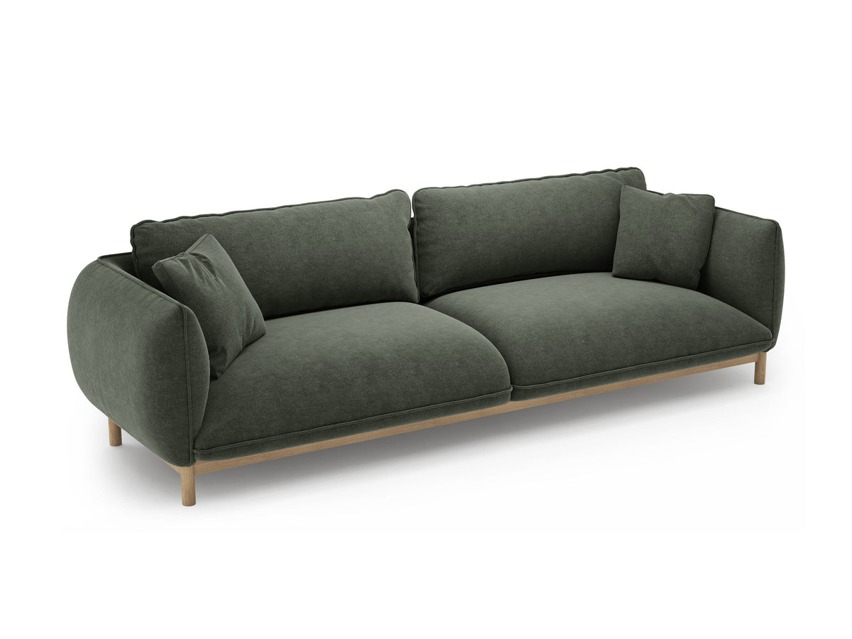 Vierersofa Ada von Micadoni in Mandel beige mit Casino-Stoffbezug, gerundeten Armlehnen und sichtbarem Buchenholzgestell auf Holzbeinen.