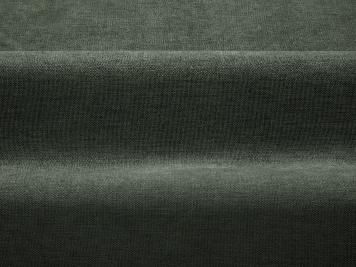 Vierersofa Ada von Micadoni in Mandel beige mit Casino-Stoffbezug, gerundeten Armlehnen und sichtbarem Buchenholzgestell auf Holzbeinen.