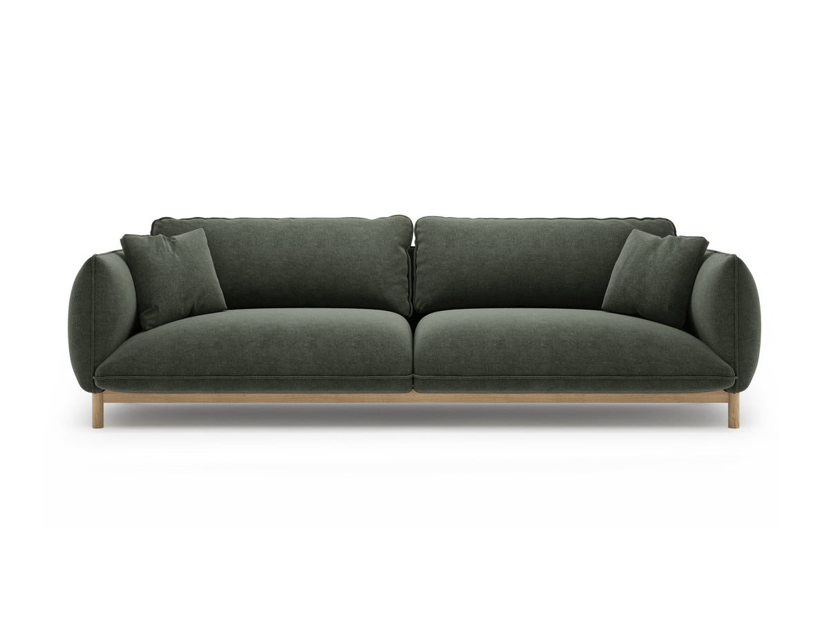 Vierersofa Ada von Micadoni in Mandel beige mit Casino-Stoffbezug, gerundeten Armlehnen und sichtbarem Buchenholzgestell auf Holzbeinen.