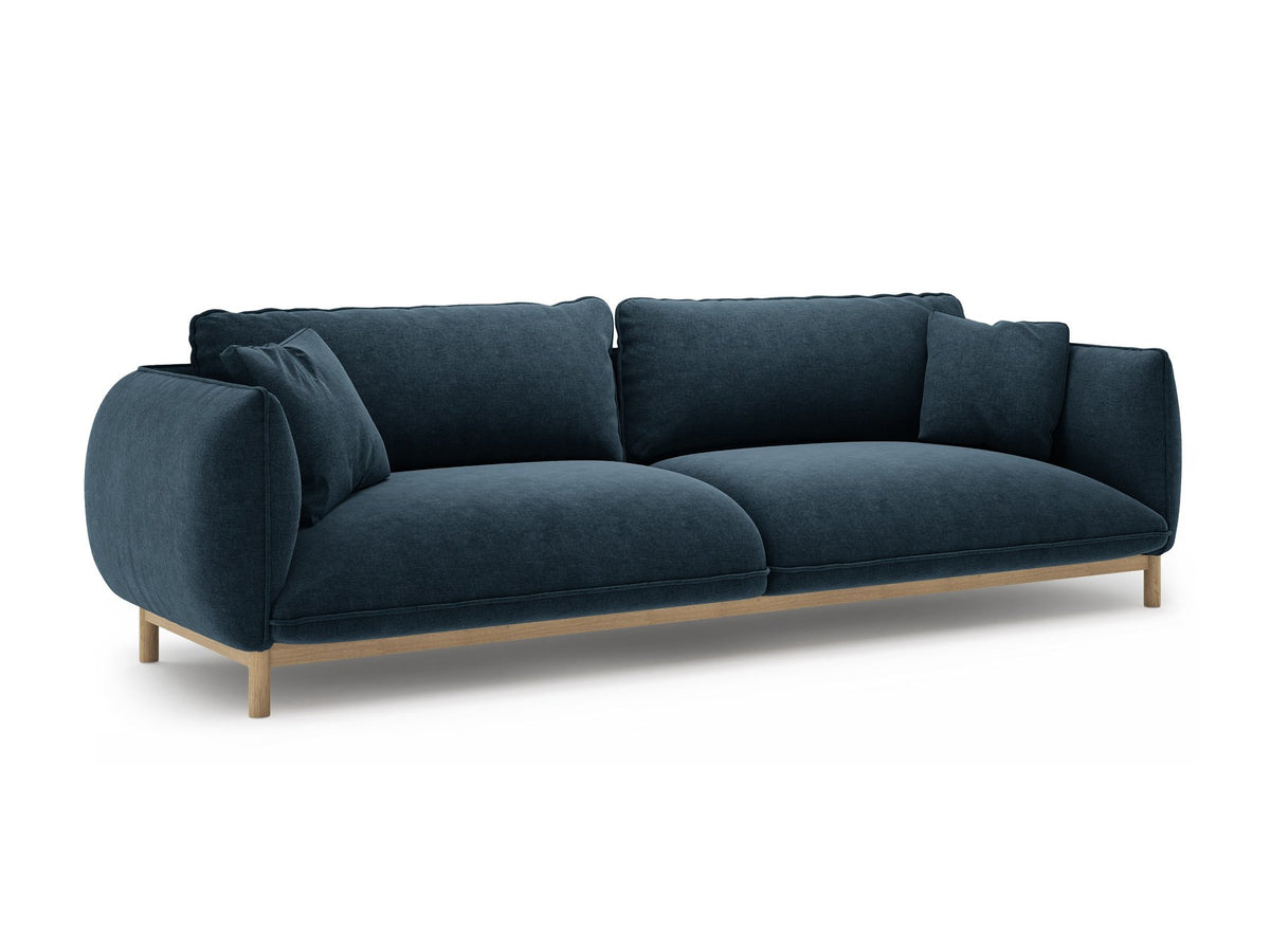 Vierersofa Ada von Micadoni in Mandel beige mit Casino-Stoffbezug, gerundeten Armlehnen und sichtbarem Buchenholzgestell auf Holzbeinen.