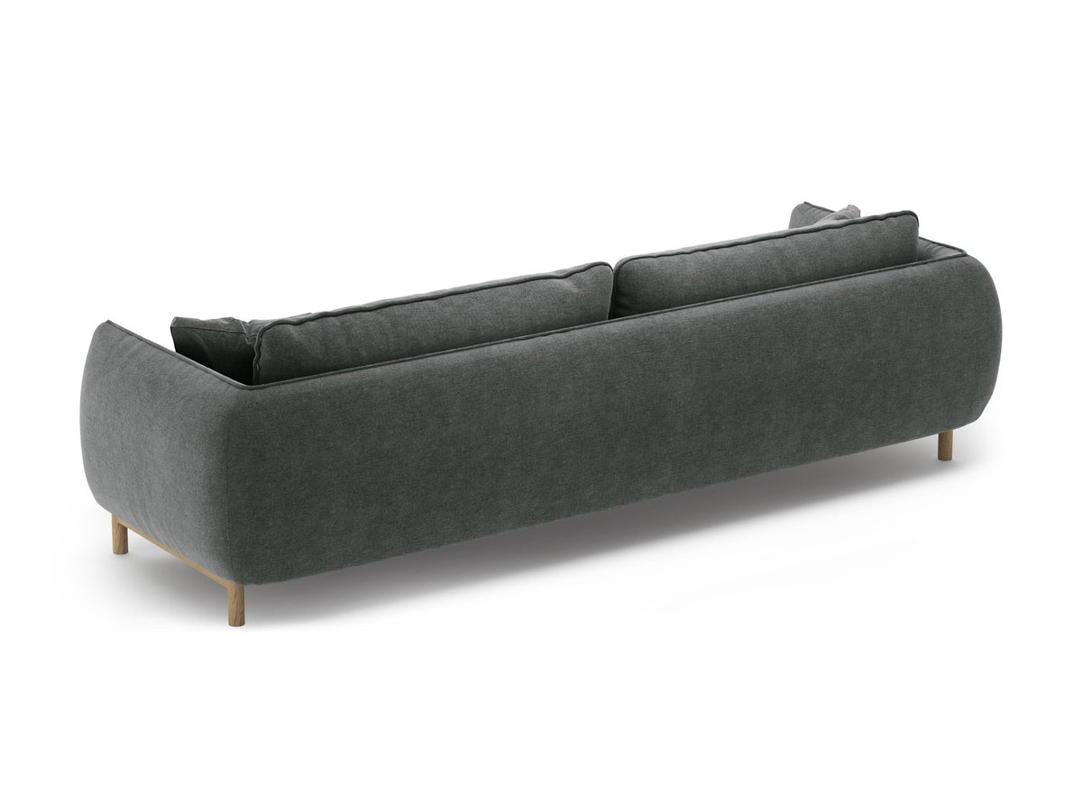 Vierersofa Ada von Micadoni in Mandel beige mit Casino-Stoffbezug, gerundeten Armlehnen und sichtbarem Buchenholzgestell auf Holzbeinen.