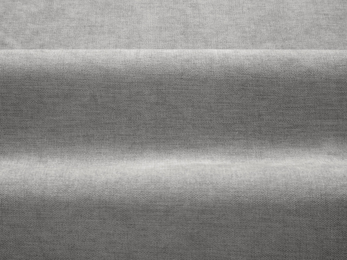 Vierersofa Ada von Micadoni in Mandel beige mit Casino-Stoffbezug, gerundeten Armlehnen und sichtbarem Buchenholzgestell auf Holzbeinen.