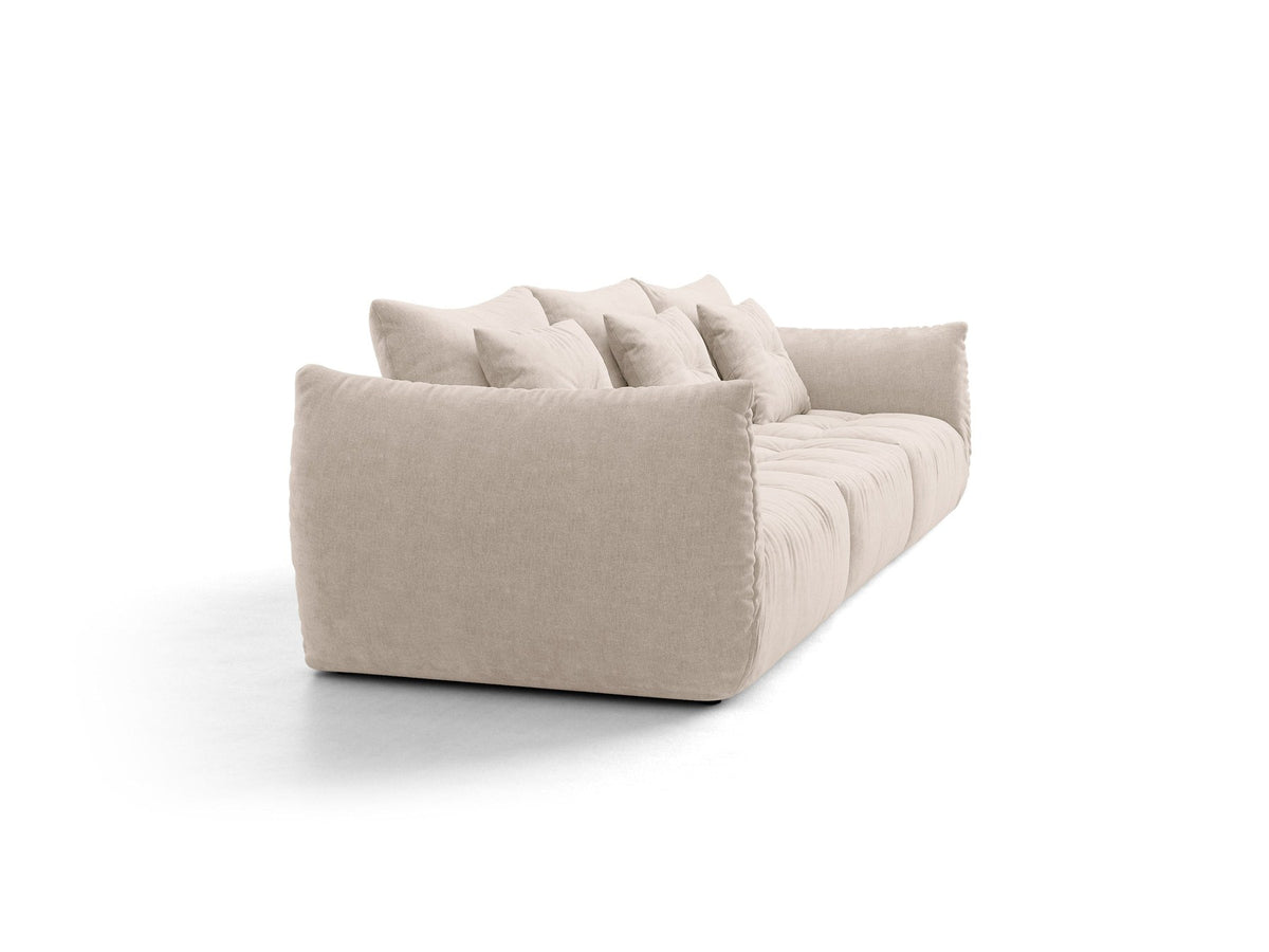 Modulares 4er Sofa Bloom von Micadoni in leichtem Beige, Bezug aus Casino-Velours, schwarze Kunststoffbeine, gepolsterte Rückenkissen.