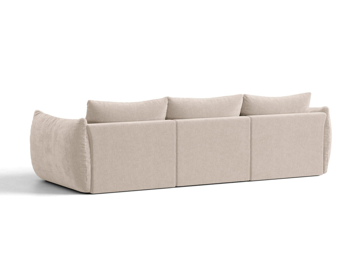 Modulares 4er Sofa Bloom von Micadoni in leichtem Beige, Bezug aus Casino-Velours, schwarze Kunststoffbeine, gepolsterte Rückenkissen.