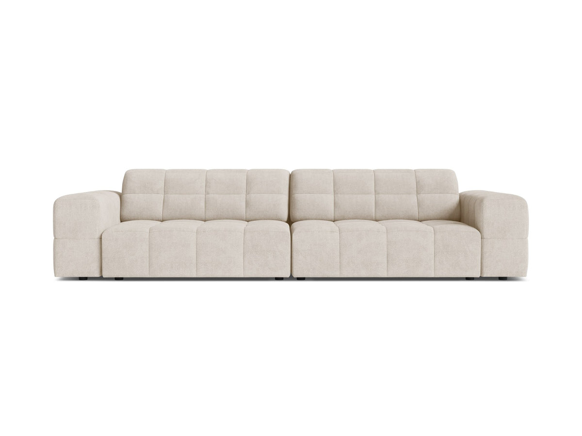 Beigefarbenes 4er Sofa Jennifer von Micadoni mit Samt-ähnlichem Bluvel-Stoff, schwarzen Kunststoffbeinen und gerader Rückenlehne.