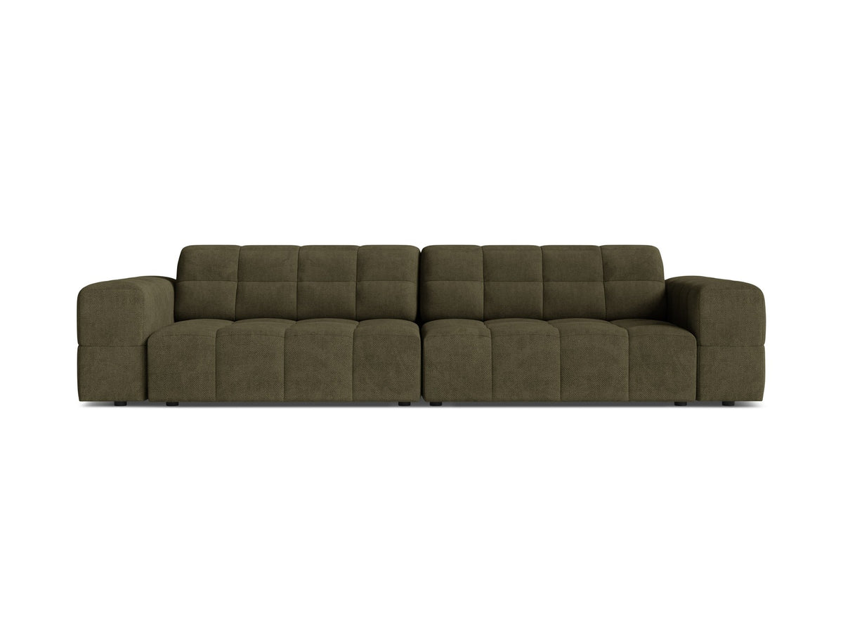 Beigefarbenes 4er Sofa Jennifer von Micadoni mit Samt-ähnlichem Bluvel-Stoff, schwarzen Kunststoffbeinen und gerader Rückenlehne.