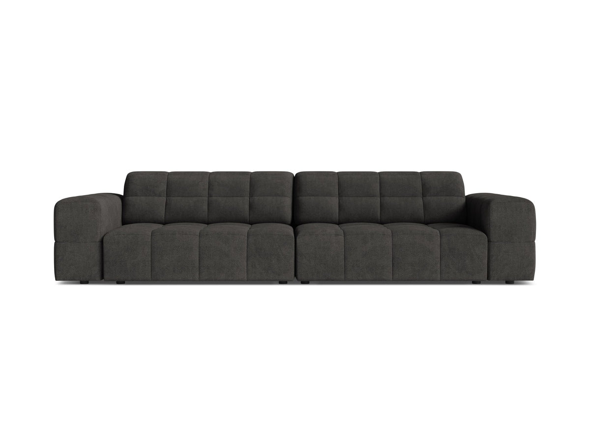 Beigefarbenes 4er Sofa Jennifer von Micadoni mit Samt-ähnlichem Bluvel-Stoff, schwarzen Kunststoffbeinen und gerader Rückenlehne.