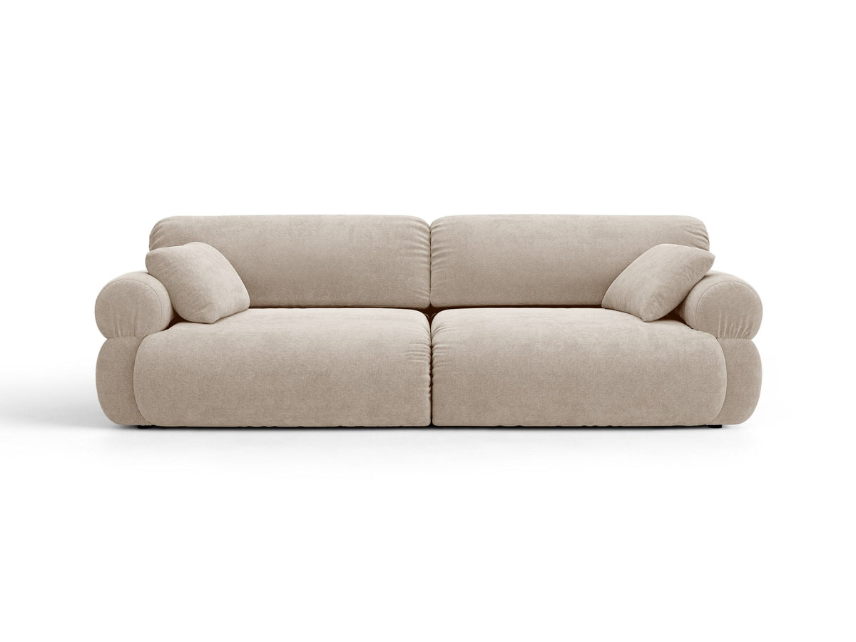 Beiges 4er Sofa Ophelia von Micadoni mit Liberty-Stoffbezug, niedriger Rückenlehne und schwarzen Kunststoffbeinen aus Polypropylen.