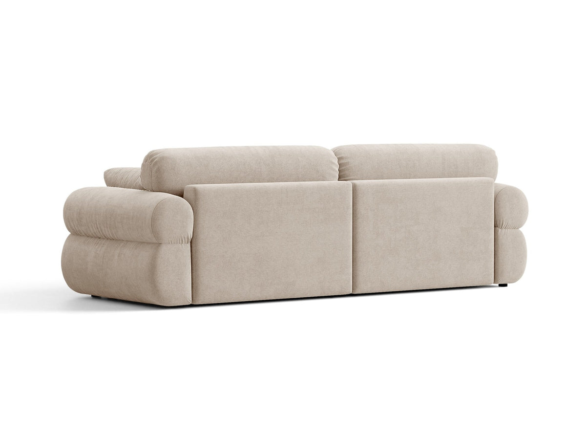 Beiges 4er Sofa Ophelia von Micadoni mit Liberty-Stoffbezug, niedriger Rückenlehne und schwarzen Kunststoffbeinen aus Polypropylen.