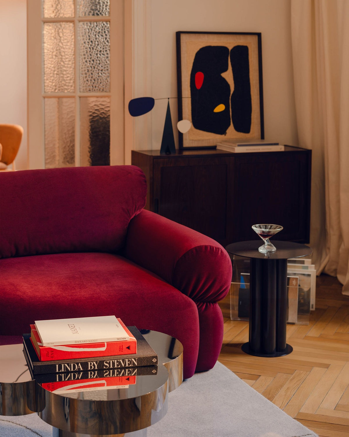 Beiges 4er Sofa Ophelia von Micadoni mit Liberty-Stoffbezug, niedriger Rückenlehne und schwarzen Kunststoffbeinen aus Polypropylen.