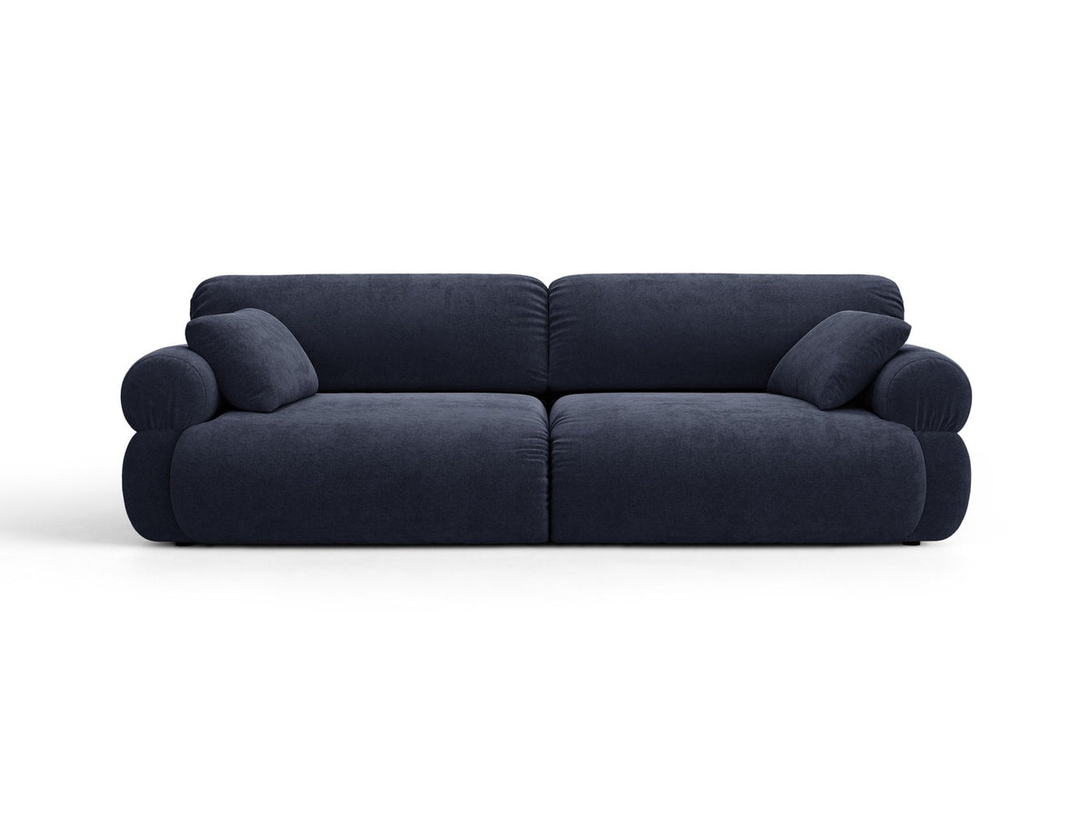 Beiges 4er Sofa Ophelia von Micadoni mit Liberty-Stoffbezug, niedriger Rückenlehne und schwarzen Kunststoffbeinen aus Polypropylen.