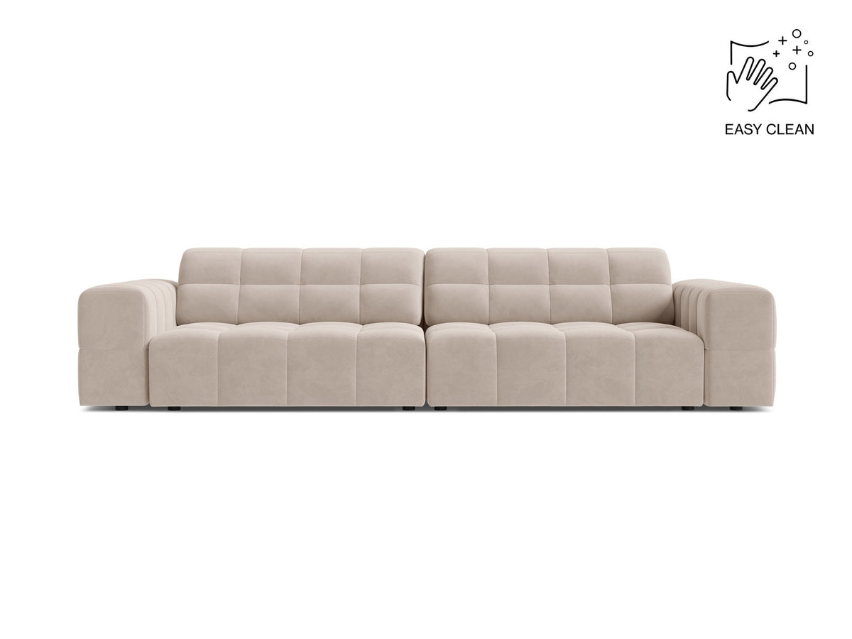 Beigefarbenes 4er Sofa Jennifer von Micadoni mit Samt-ähnlichem Bluvel-Stoff, schwarzen Kunststoffbeinen und gerader Rückenlehne.