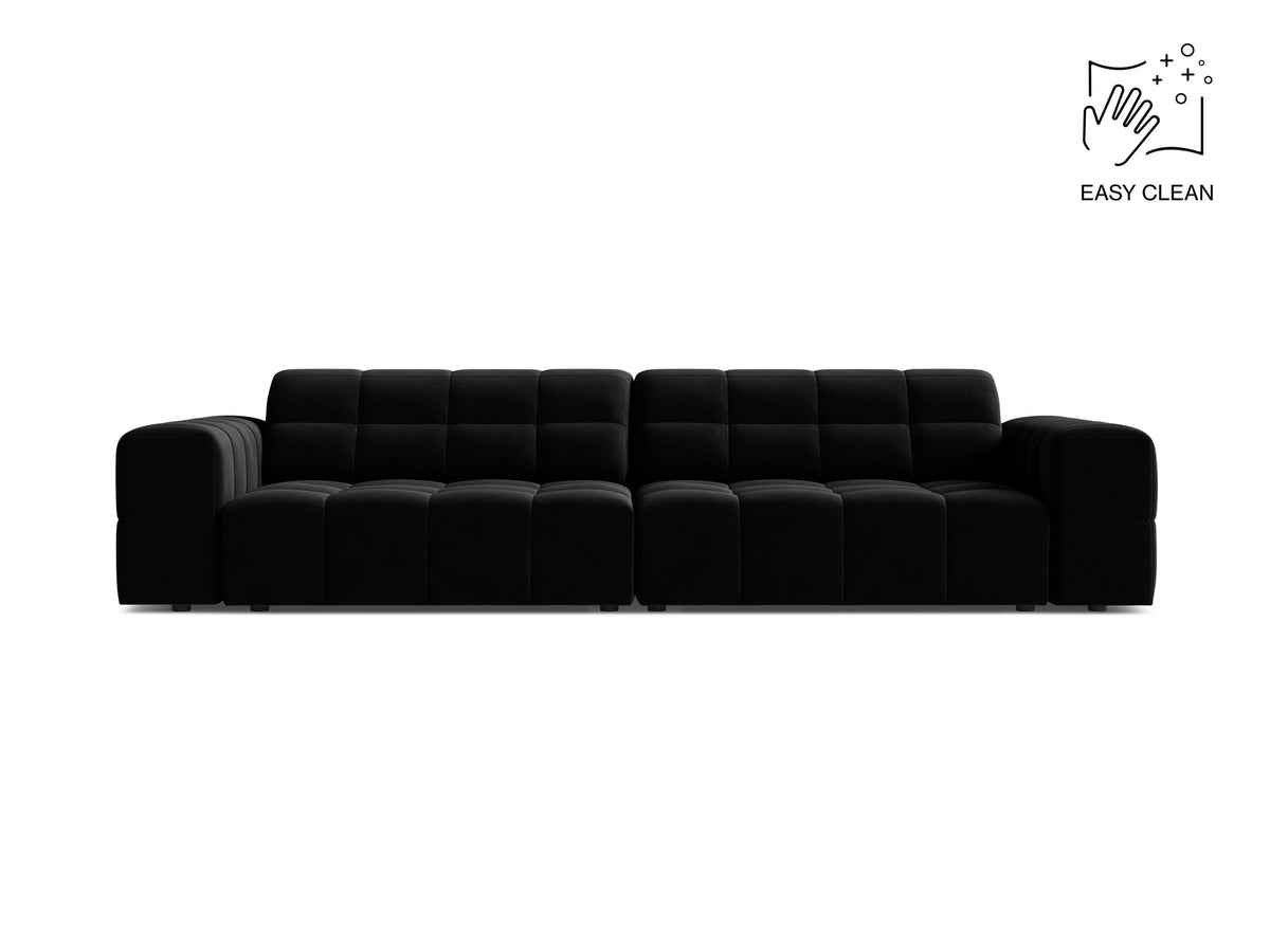 Beigefarbenes 4er Sofa Jennifer von Micadoni mit Samt-ähnlichem Bluvel-Stoff, schwarzen Kunststoffbeinen und gerader Rückenlehne.