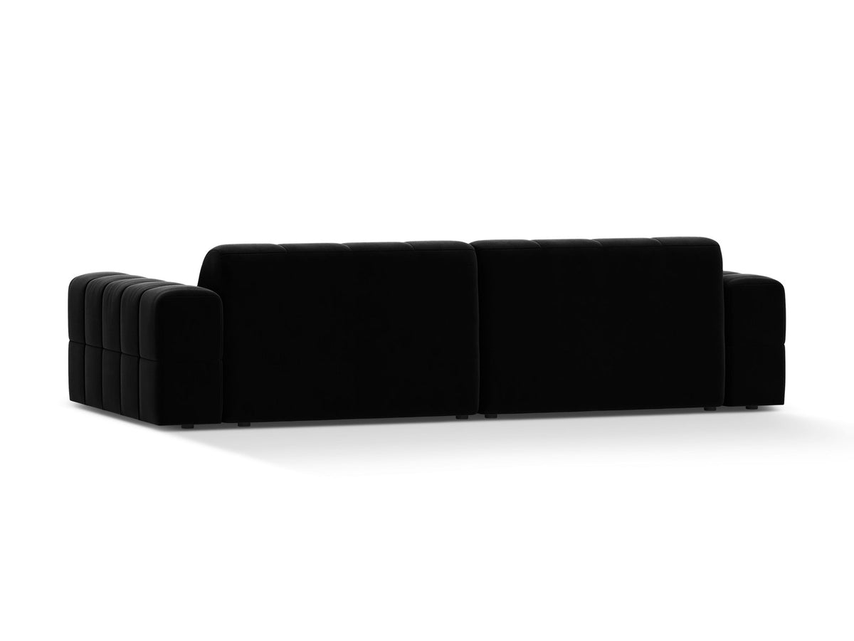 Beigefarbenes 4er Sofa Jennifer von Micadoni mit Samt-ähnlichem Bluvel-Stoff, schwarzen Kunststoffbeinen und gerader Rückenlehne.
