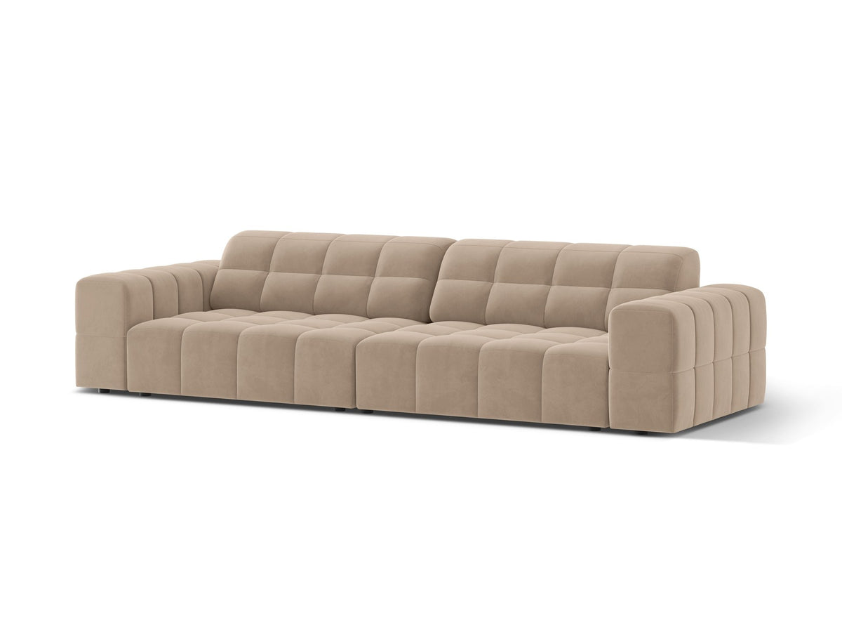 Beigefarbenes 4er Sofa Jennifer von Micadoni mit Samt-ähnlichem Bluvel-Stoff, schwarzen Kunststoffbeinen und gerader Rückenlehne.