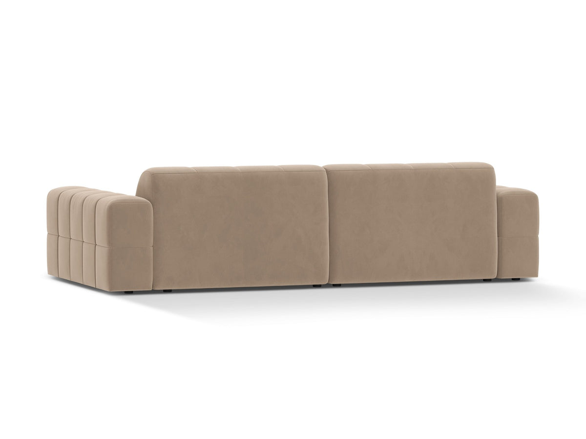 Beigefarbenes 4er Sofa Jennifer von Micadoni mit Samt-ähnlichem Bluvel-Stoff, schwarzen Kunststoffbeinen und gerader Rückenlehne.