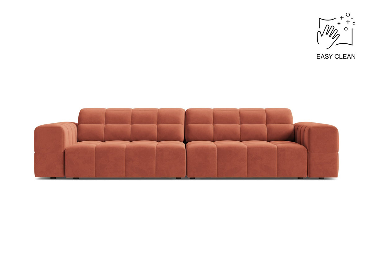 Beigefarbenes 4er Sofa Jennifer von Micadoni mit Samt-ähnlichem Bluvel-Stoff, schwarzen Kunststoffbeinen und gerader Rückenlehne.