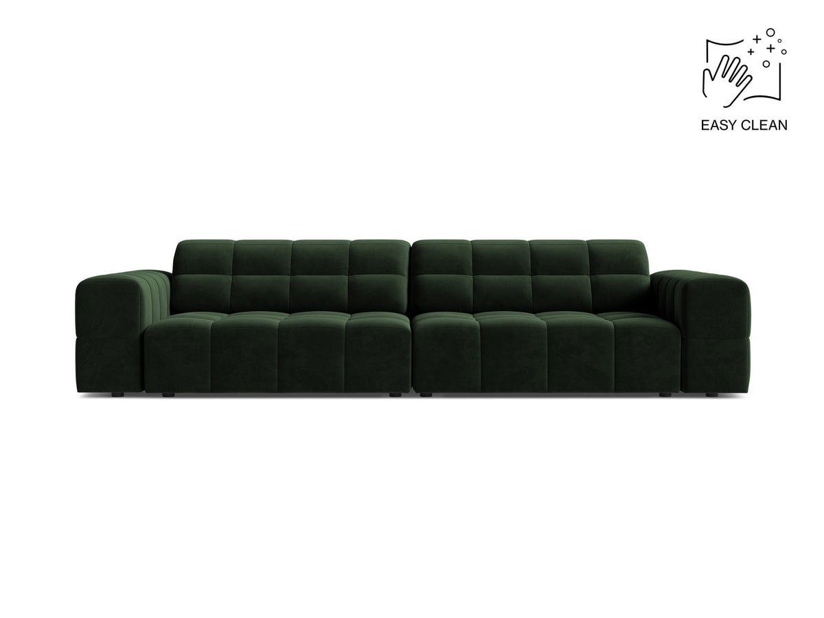 Beigefarbenes 4er Sofa Jennifer von Micadoni mit Samt-ähnlichem Bluvel-Stoff, schwarzen Kunststoffbeinen und gerader Rückenlehne.
