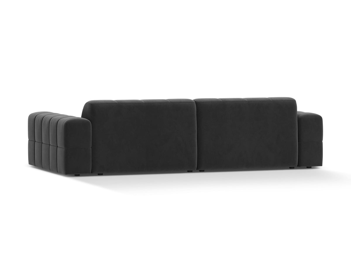 Beigefarbenes 4er Sofa Jennifer von Micadoni mit Samt-ähnlichem Bluvel-Stoff, schwarzen Kunststoffbeinen und gerader Rückenlehne.