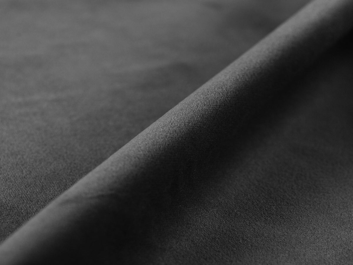 Beigefarbenes 4er Sofa Jennifer von Micadoni mit Samt-ähnlichem Bluvel-Stoff, schwarzen Kunststoffbeinen und gerader Rückenlehne.